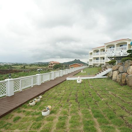 Jeju The Ocean Hill Pension ซอกวีโพ ภายนอก รูปภาพ