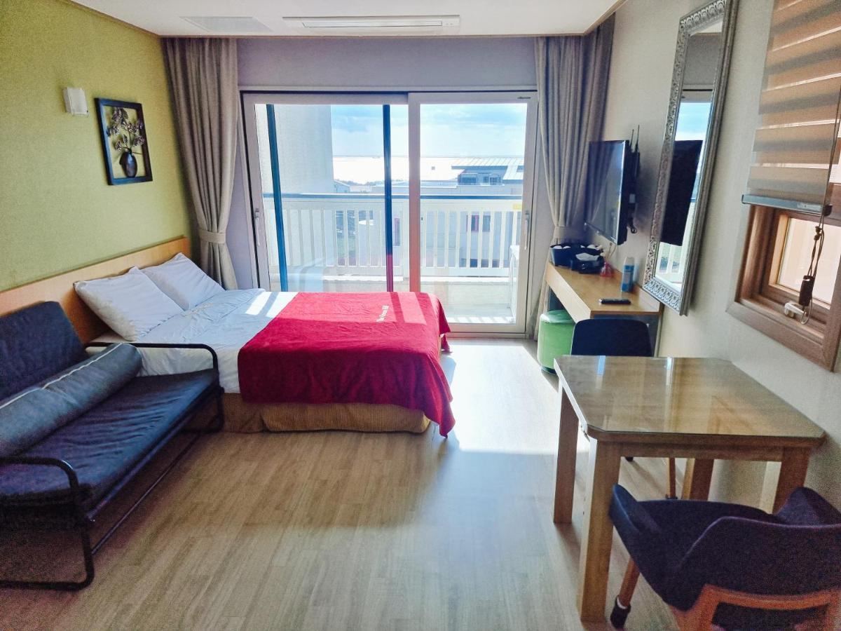Jeju The Ocean Hill Pension ซอกวีโพ ภายนอก รูปภาพ