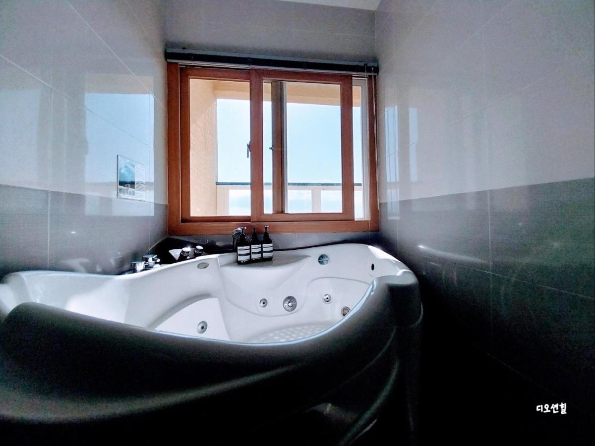 Jeju The Ocean Hill Pension ซอกวีโพ ภายนอก รูปภาพ