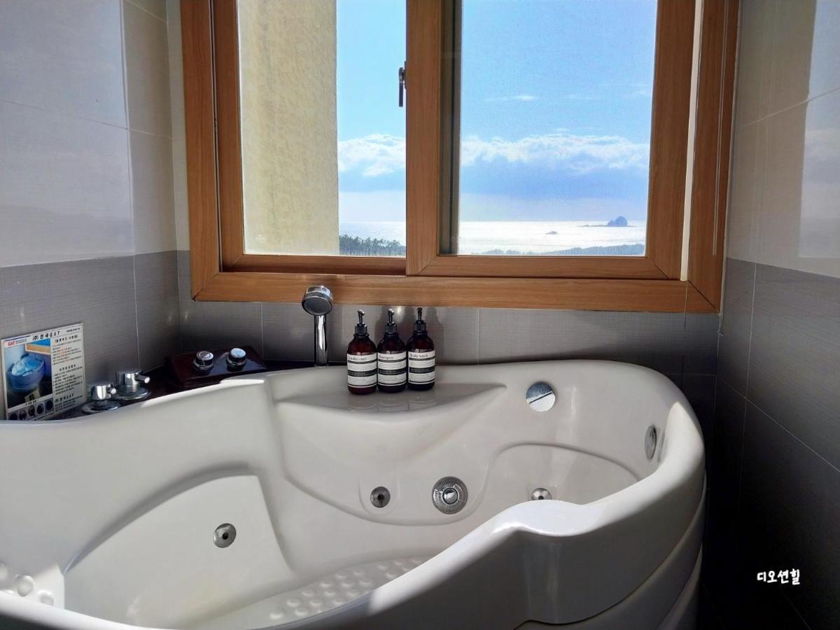 Jeju The Ocean Hill Pension ซอกวีโพ ภายนอก รูปภาพ