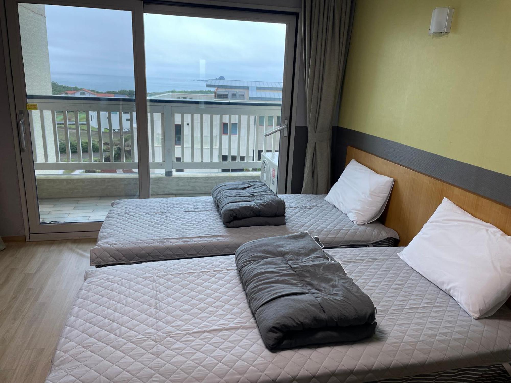 Jeju The Ocean Hill Pension ซอกวีโพ ภายนอก รูปภาพ