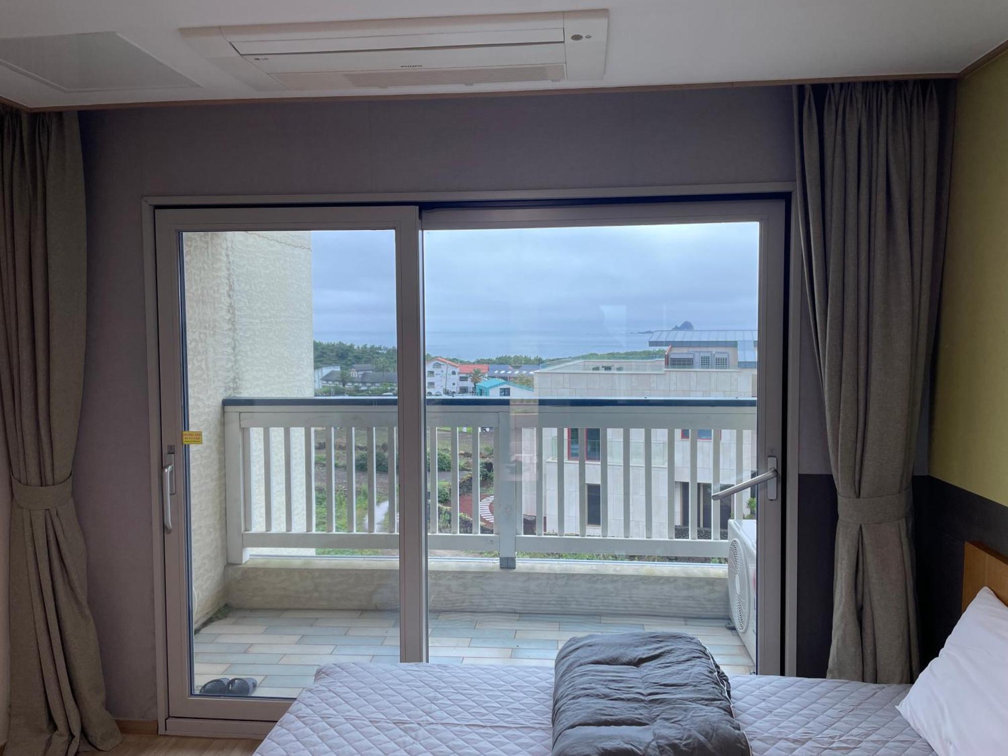 Jeju The Ocean Hill Pension ซอกวีโพ ภายนอก รูปภาพ