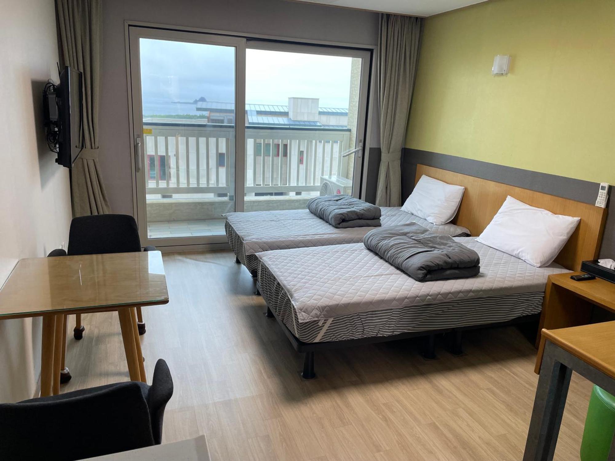 Jeju The Ocean Hill Pension ซอกวีโพ ภายนอก รูปภาพ
