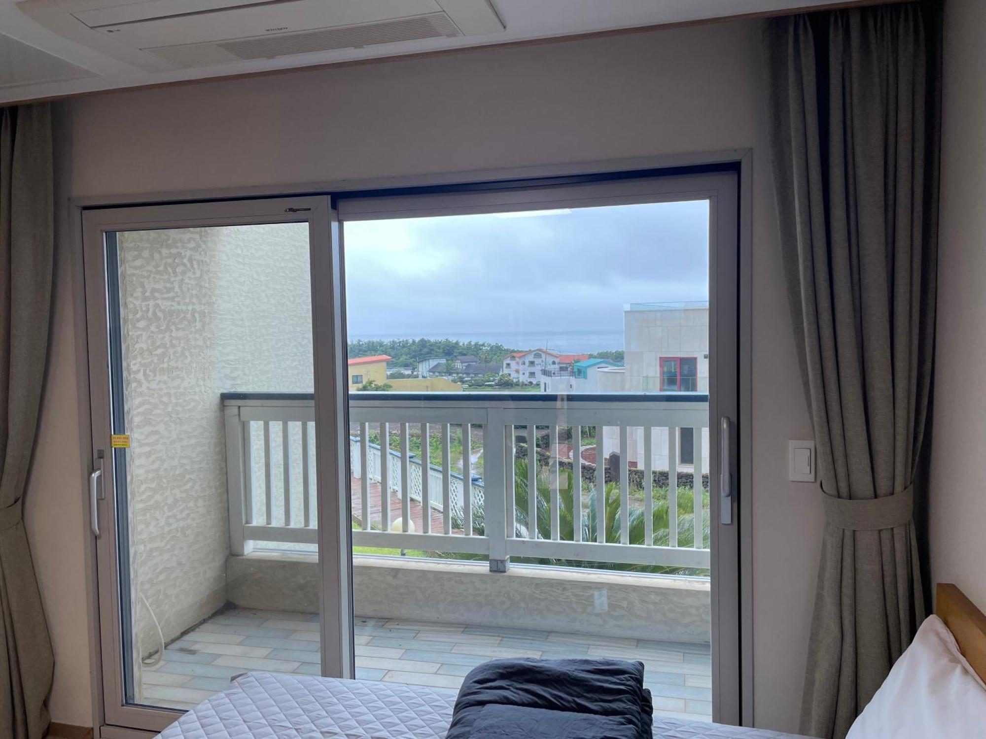 Jeju The Ocean Hill Pension ซอกวีโพ ภายนอก รูปภาพ