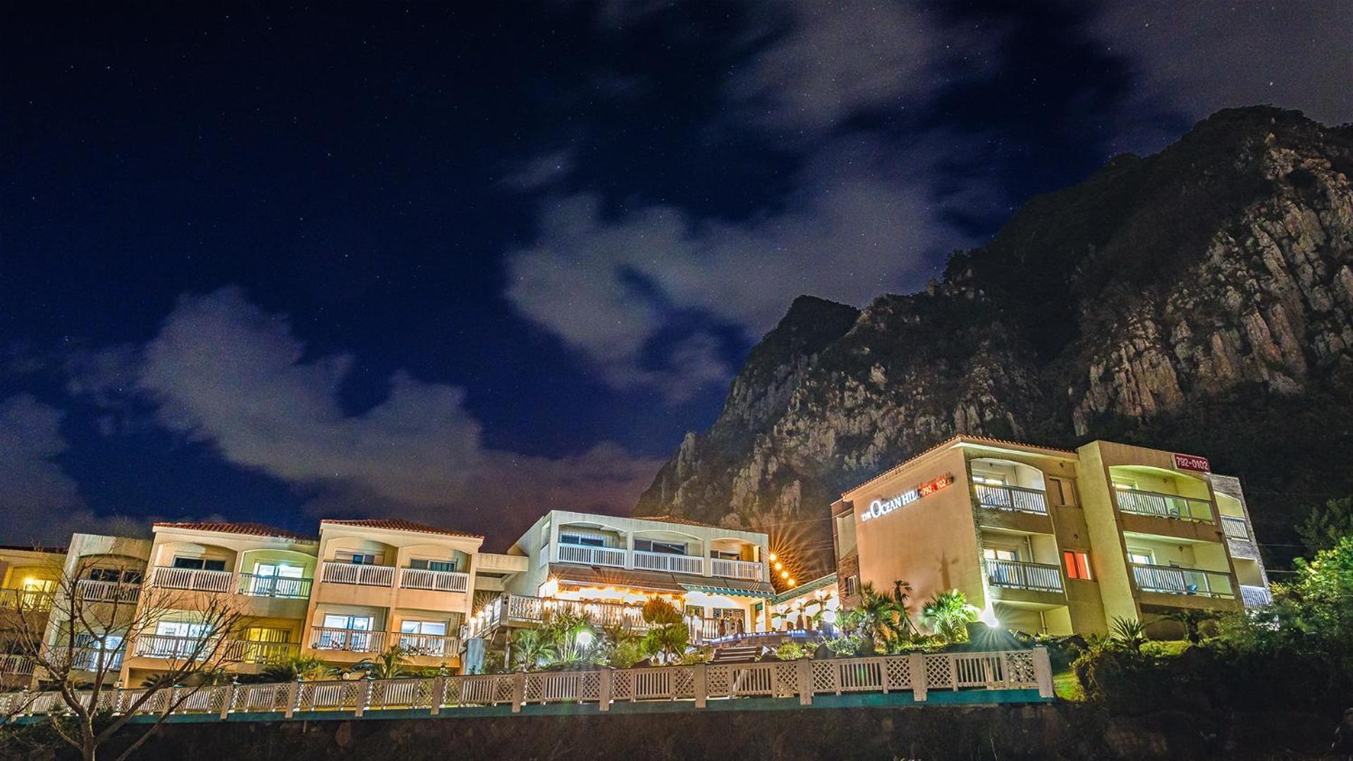 Jeju The Ocean Hill Pension ซอกวีโพ ภายนอก รูปภาพ