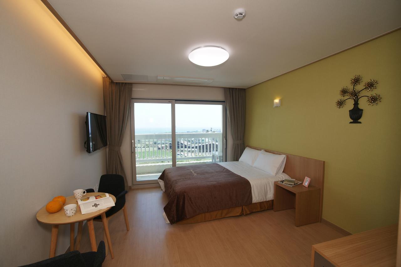 Jeju The Ocean Hill Pension ซอกวีโพ ภายนอก รูปภาพ