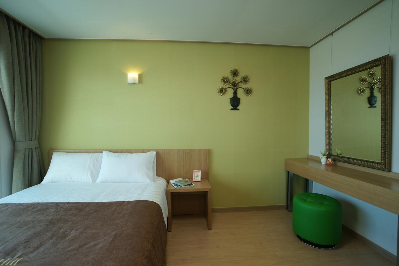 Jeju The Ocean Hill Pension ซอกวีโพ ภายนอก รูปภาพ