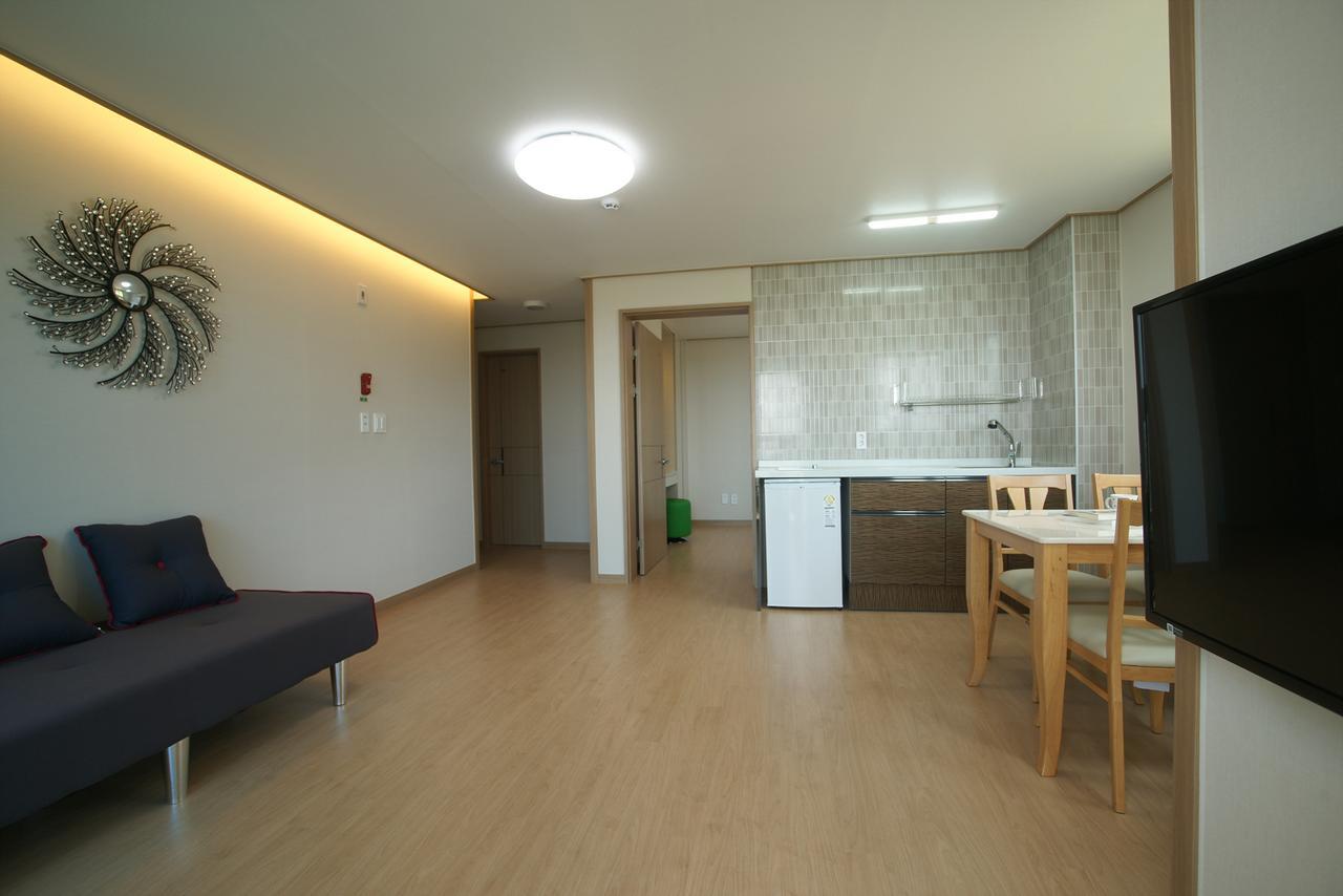 Jeju The Ocean Hill Pension ซอกวีโพ ภายนอก รูปภาพ