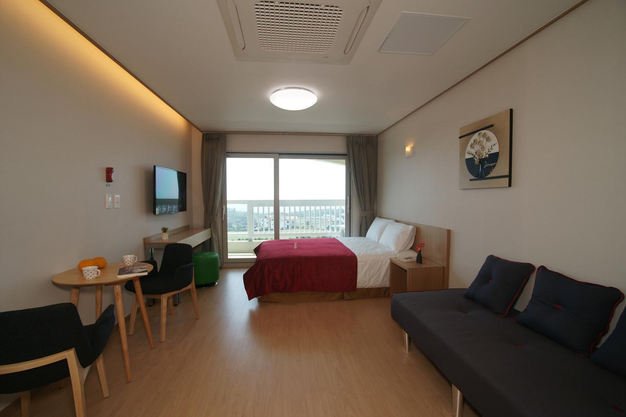 Jeju The Ocean Hill Pension ซอกวีโพ ภายนอก รูปภาพ